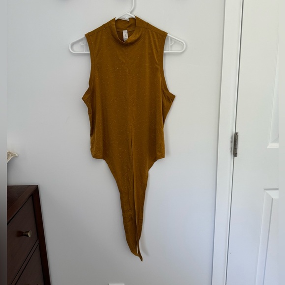 Lululemon top - Picture 2 of 4